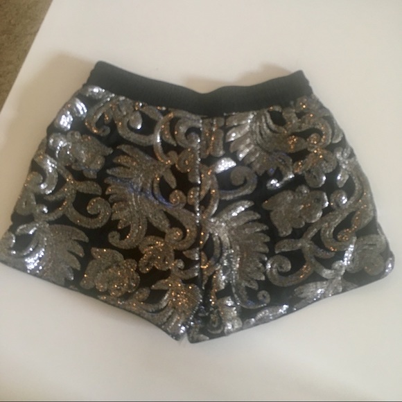 H&M Shorts - Picture 2 of 5